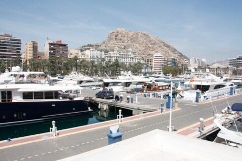 Drunk tourist falls off his boat and drowns at Costa Blanca marina