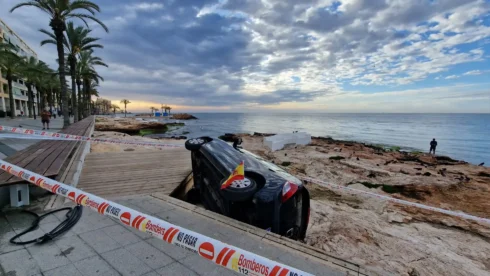 Motorist escapes with minor injuries after driving car off Costa Blanca promenade