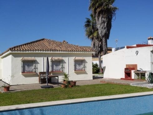 2 bedroom Villa for sale in Chiclana de la Frontera with pool garage - € 189