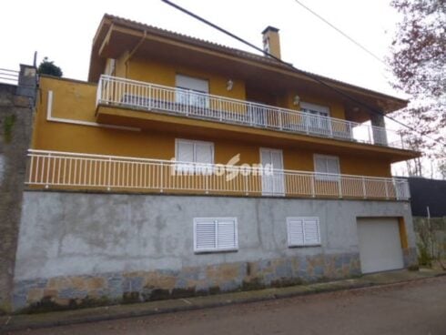 4 bedroom Villa for sale in Santa Pau with pool garage - € 520